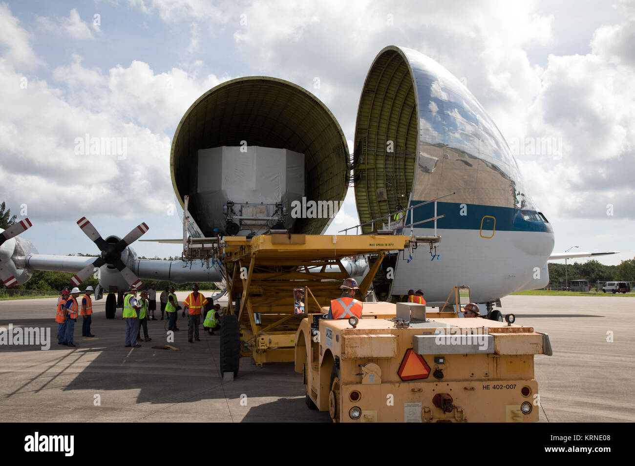 La Orion modulo di servizio per la prova strutturale articolo per la missione di esplorazione-1 (EM-1), costruito dall'Agenzia spaziale europea, viene spostato all'interno della NASA Super Guppy aeromobile presso il Kennedy Space Center navetta dell impianto di sbarco, gestito da spazio in Florida. Il modulo sarà fissato all'interno del velivolo e spediti a Lockheed Martin's Denver facility a subire la prova. Il veicolo spaziale Orion lancerà in cima all'agenzia spaziale del sistema di lancio razzo su EM-1 nel 2019. La NASA 941 Super Guppy terre a prelevare EM-1 Orion modulo di servizio per la prova strutturale articolo (KSC-20170623-PH-GEB01 0044) Foto Stock