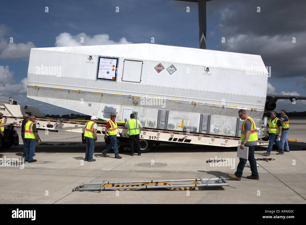 NASA TDRS-M arriva via satellite all'interno del suo contenitore di spedizione a Space Coast aeroporto regionale in Titusville, Florida, a bordo di una U.S. Air Force velivoli da trasporto. Il veicolo spaziale sarà trasportato al vicino impianto Astrotech, anche in Titusville, per l'elaborazione di preflight. Il TDRS-M è i più recenti veicoli spaziali destinati all'agenzia la costellazione di satelliti per le comunicazioni che consente quasi continuo contatto con il veicolo spaziale in orbita compresa fra la stazione spaziale internazionale e il Telescopio Spaziale Hubble alla schiera di osservatori scientifici. Il decollo in cima a un regno di lancio Atl Alliance Foto Stock