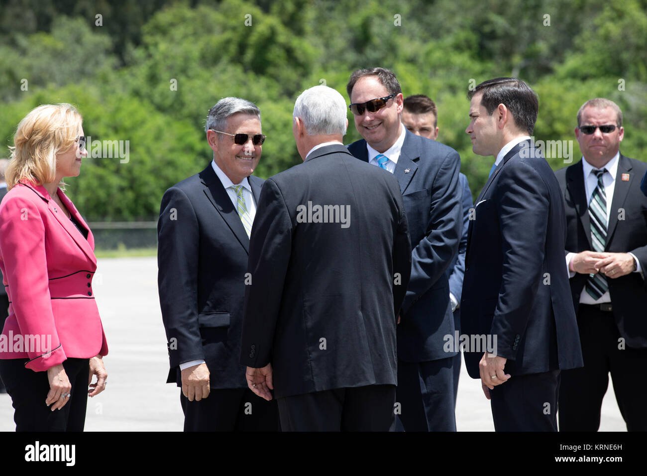 Vice Presidente Mike Pence, torna alla fotocamera, viene accolto dalla NASA funzionari presso la navetta sbarco struttura presso NASA Kennedy Space Center in Florida. Da sinistra sono, Vice Direttore del Centro Janet Petro, Direttore del Centro di Bob Cabana e agente amministratore Robert Lightfoot. A destra del Lightfoot è Sen. Marco Rubio della Florida. Durante la sua visita a Kennedy, il Vice Presidente ha parlato all'interno del veicolo iconico Edificio di assemblaggio, dove ha ringraziato i dipendenti per far avanzare la leadership americana nello spazio. KSC-20170706-PH KLS01 0063 (35764900965) Foto Stock