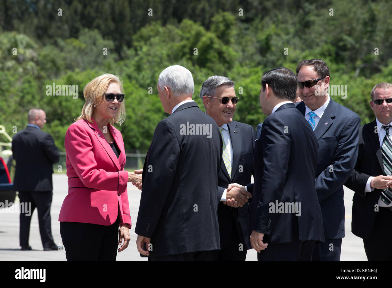 Al momento del suo arrivo presso la NASA del Kennedy Space Center in Florida, Vice Presidente Mike Pence, torna alla fotocamera, viene accolto dal Vice Direttore del Centro Janet Petro. Dietro il Vice Presidente, il senatore Marco Rubio della Florida, scuote le mani con centro il Direttore Bob Cabana. A destra del Cabana agisce amministratore della NASA Robert Lightfoot. Durante la sua visita a Kennedy, il Vice Presidente ha parlato all'interno del veicolo iconico Edificio di assemblaggio, dove ha ringraziato i dipendenti per far avanzare la leadership americana nello spazio. KSC-20170706-PH KLS01 0067 (35376790810) Foto Stock