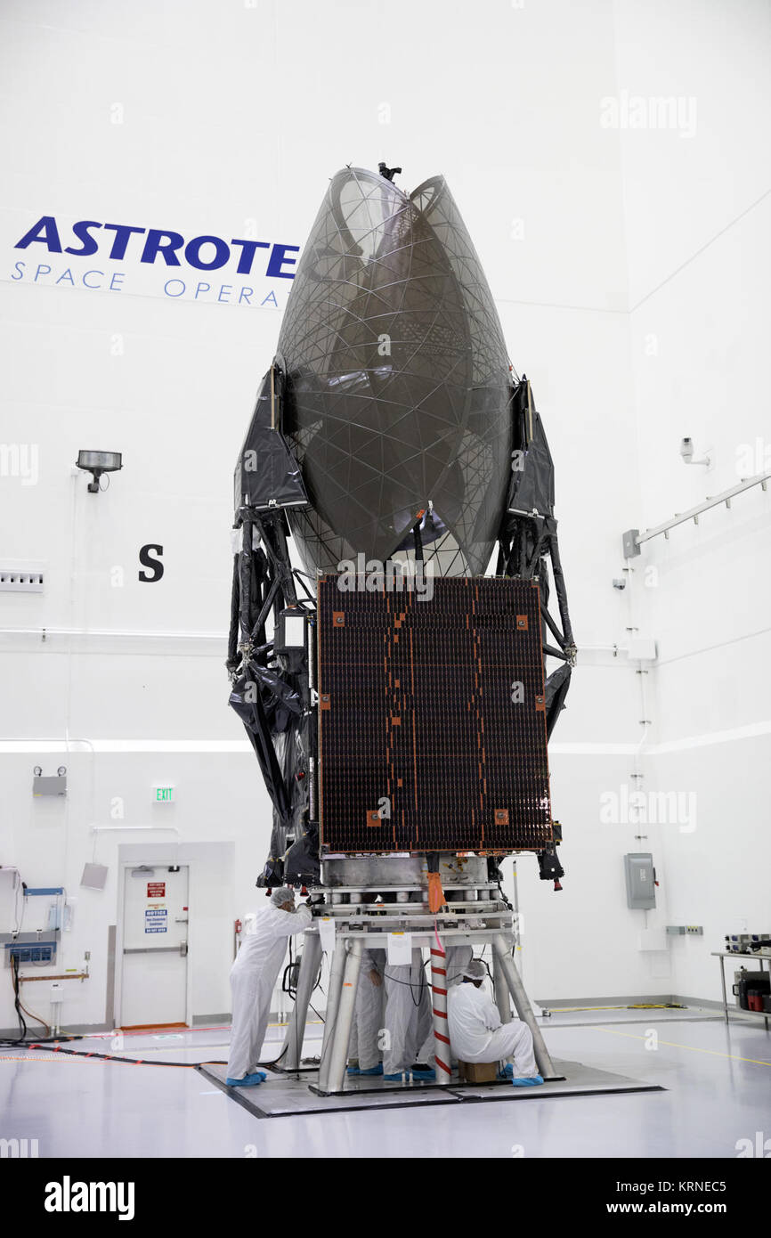 All'interno della struttura Astrotech in Titusville, Florida, NASA Tracking e relè di dati satellitari, TDRS-M, viene sottoposto a collaudi finali prima dell'incapsulamento in suo payload carenatura. TDRS-M è i più recenti veicoli spaziali destinati all'agenzia la costellazione di satelliti per le comunicazioni che consente quasi continuo contatto con il veicolo spaziale in orbita compresa fra la stazione spaziale internazionale e il Telescopio Spaziale Hubble alla schiera di osservatori scientifici. Il decollo in cima a un regno lancio Alleanza Atlas V rocket è programmato per avere luogo from Space Launch Complex 41 alla Cape Canaveral Air Force Stat Foto Stock