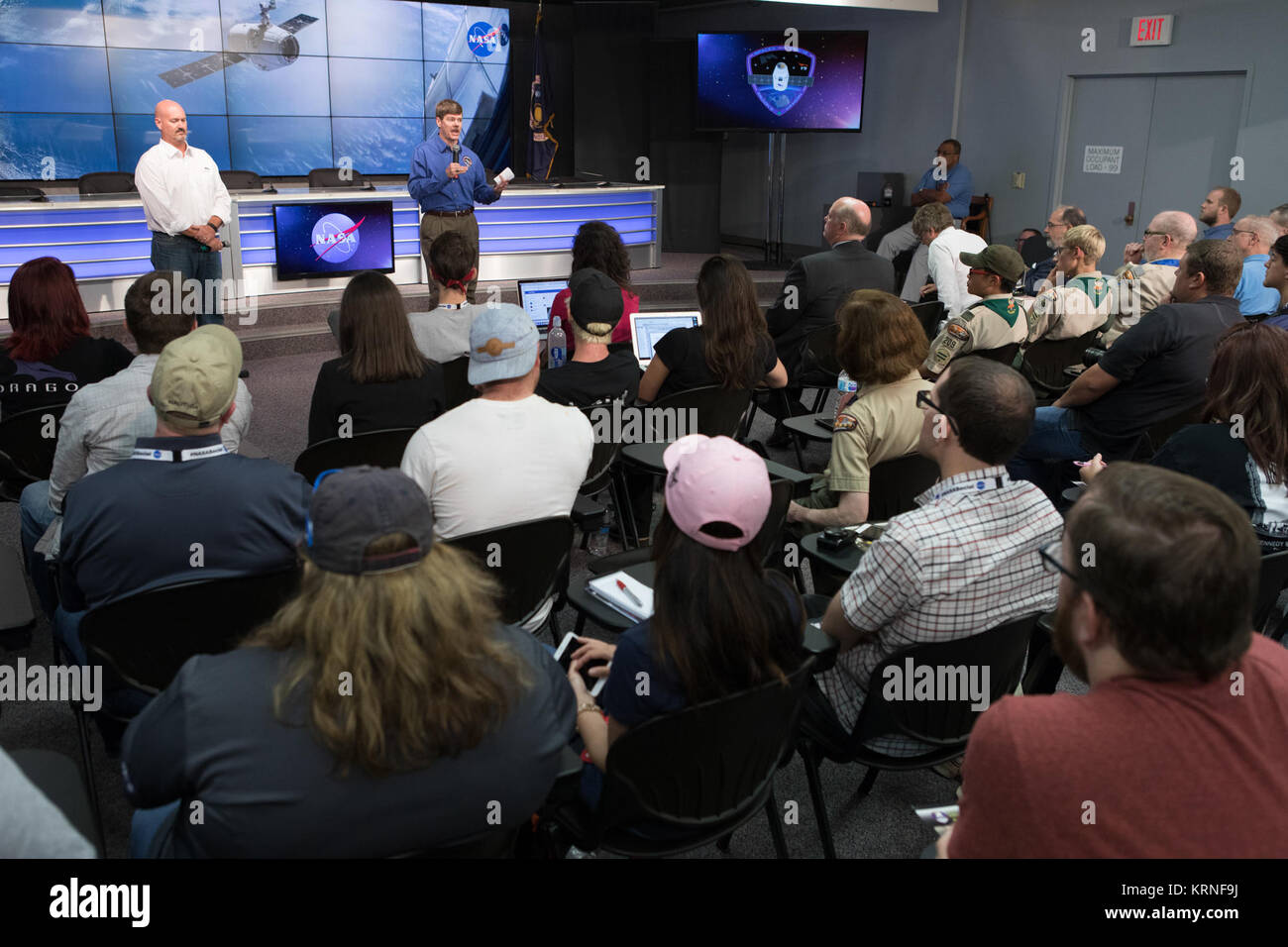 Ken Shields, direttore delle operazioni per il centro per la promozione della scienza in spazio/ISS National Lab, sinistra e Pete Hasbrook, associare uno scienziato del programma per la Stazione Spaziale Internazionale programma, parlando ai membri dei social media al Kennedy Space Center il sito Stampa auditorium. Il briefing si è concentrato sulla ricerca previsto per il lancio per la Stazione Spaziale Internazionale. I materiali scientifici e le forniture saranno a bordo di un veicolo spaziale Dragon prevista per il lancio dal Kennedy complessi di lancio 39A su 14 Agosto sulla cima di un SpaceX Falcon 9 razzo su la società del XII commerciali Servizi di rialimentazione mis Foto Stock