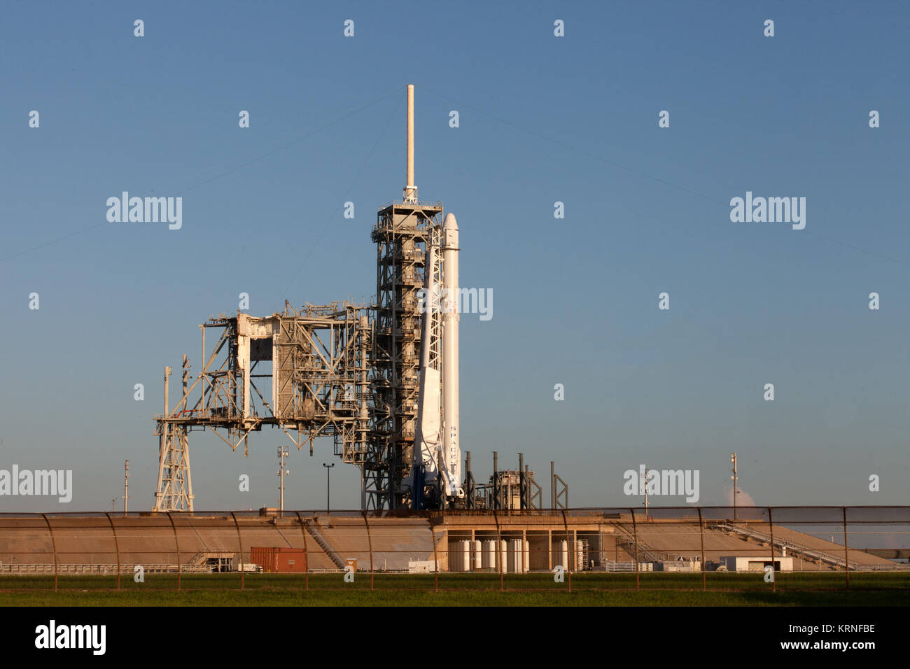 Come un falco 9 rocket è pronta per il decollo al Kennedy Space Center complessi di lancio 39A. Il razzo favorirà un drago veicolo spaziale di rifornimento alla Stazione spaziale internazionale. Il decollo è previsto per le 12:31 p.m. EDT. Sulla sua xii di rialimentazione commerciale servizi missione alla stazione spaziale, Dragon porterà a più di 6.400 libbre di forniture. Lo storico sito di lancio è ora gestito da SpaceX sotto una proprietà accordo firmato con la NASA. KSC-20170814-PH KLS01 0023 (36426661931) Foto Stock Come un falco 9 rocket è pronta per il decollo al Kennedy Space Center complessi di lancio 39A. Il razzo favorirà un drago veicolo spaziale di rifornimento alla Stazione spaziale internazionale. Il decollo è previsto per le 12:31 p.m. EDT. Sulla sua xii di rialimentazione commerciale servizi missione alla stazione spaziale, Dragon porterà a più di 6.400 libbre di forniture. Lo storico sito di lancio è ora gestito da SpaceX sotto una proprietà accordo firmato con la NASA. KSC-20170814-PH KLS01 0023 (36426661931) Foto Stock