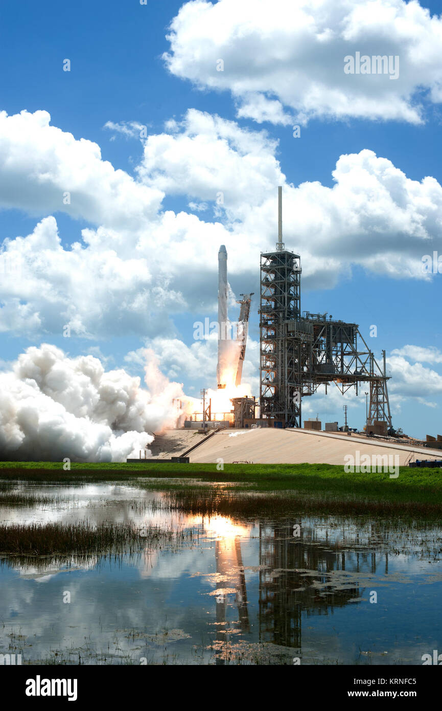 Il due-palcoscenico SpaceX Falcon 9 di veicoli di lancio solleva complessi di lancio 39A in corrispondenza di NASA Kennedy Space Center portante il drago di veicolo spaziale di rifornimento alla Stazione spaziale internazionale. Il decollo è stato a 12:31 p.m. EDT. Sulla sua xii di rialimentazione commerciale servizi missione alla stazione spaziale internazionale, Dragon porterà a più di 6.400 libbre di forniture e nuovi esperimenti scientifici e le attrezzature per la ricerca tecnologica. KSC-20170814-PH AWG05 0007 (36455097571) Foto Stock