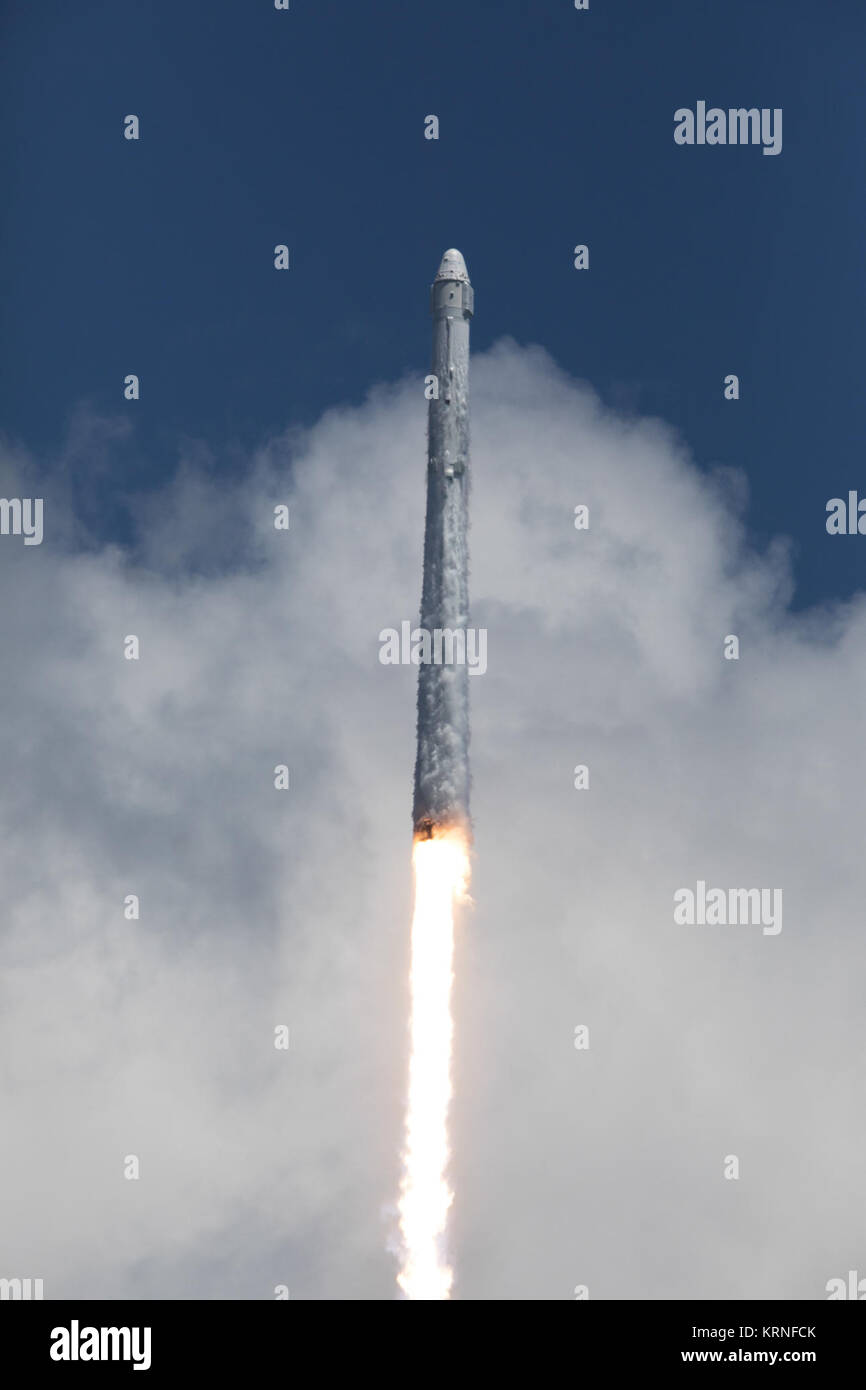 I due stadi 9 Falcon di veicoli di lancio solleva complessi di lancio 39A in corrispondenza di NASA Kenney Space Center portante il drago di veicolo spaziale di rifornimento alla Stazione spaziale internazionale. Il decollo è stato a 12:31 p.m. EDT. Sulla sua xii di rialimentazione commerciale servizi missione alla stazione spaziale internazionale, Dragon porterà a più di 6.400 libbre di forniture e nuovi esperimenti scientifici e le attrezzature per la ricerca tecnologica. KSC-20170814-PH KLS02 0058 (35735212744) Foto Stock