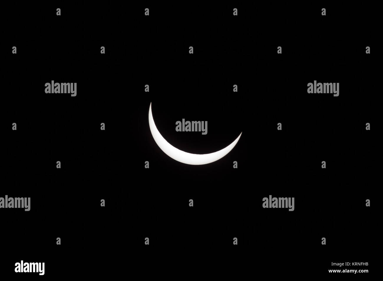 Un eclissi parziale sulla Space Coast della Florida, il raro evento astronomico è stata fotografata dalla parte superiore del gruppo del veicolo edificio, come la luna passa tra la terra e il sole si fece buio la Luna in ombra spostato attraverso il paesaggio da Oregon a Carolina del Sud. Il 70-miglio-ampio percorso di totalità, o 'umbral cono " -- dove tutto il sole scompare dietro la luna -- teso a 14 membri, da Oregon a Carolina del Sud. Eclissi Parziale 8-21-17 su KSC 3 Foto Stock