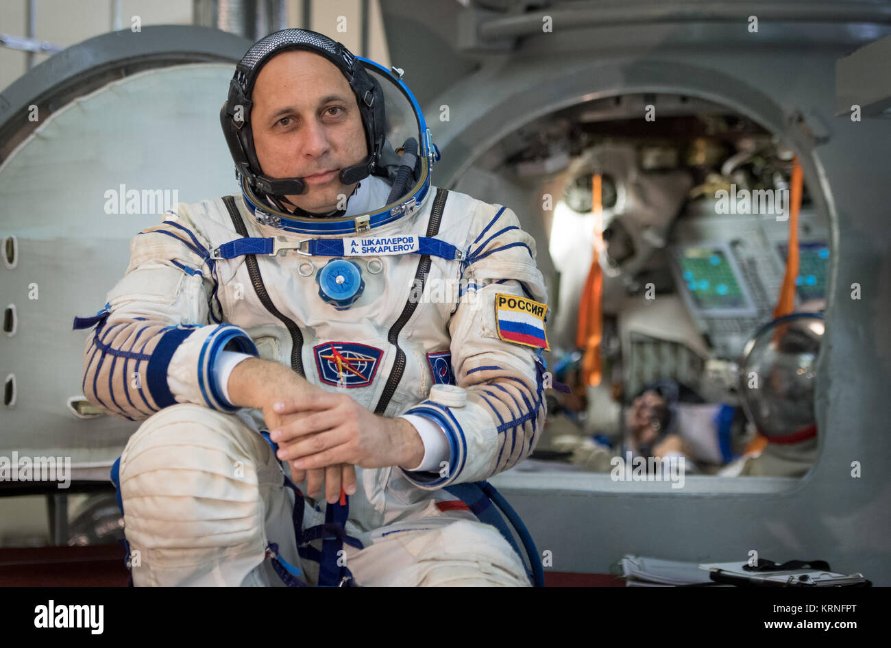Expedition 53 equipaggio di riserva degli Stati Anton Shkaplerov di Roscosmos attende per accedere al simulatore di Soyuz come lui ed il compagno di equipaggio di riserva membri Shannon Walker e Scott Tingle della NASA partecipare nel loro Soyuz esami di qualifica, mercoledì, il 30 agosto 2017 presso il Gagarin Cosmonaut Training Center (GCTC) in Star City, Russia. Photo credit: (NASA/Bill Ingalls) Expedition 53 esami di qualificazione (NHQ201708300012) Foto Stock