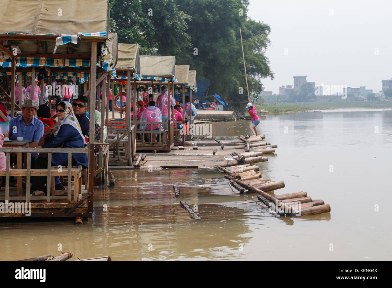Turisti malese sulla barca di bambù al fiume Li in Guilin, Hina. Foto Stock
