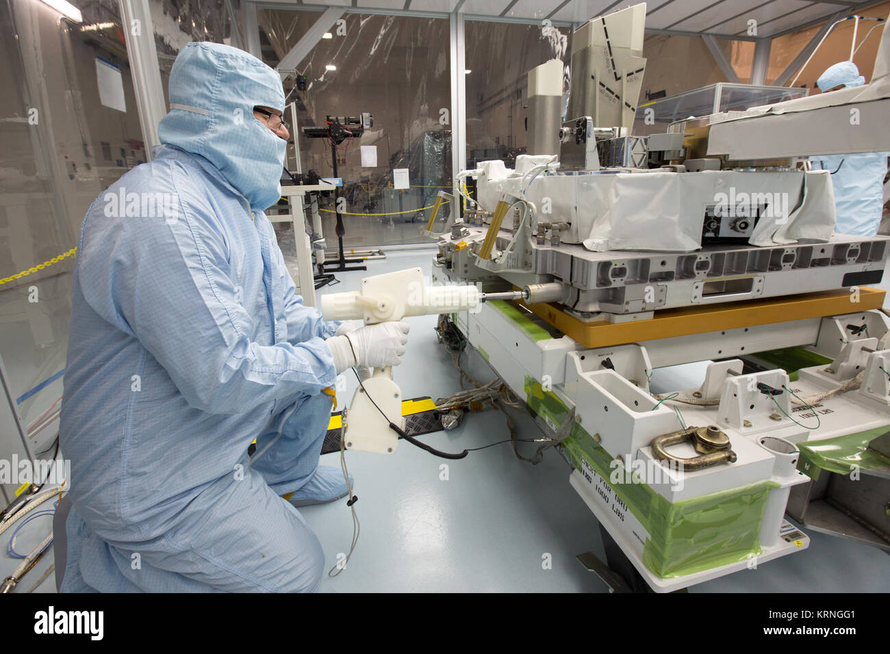 Nella baia di alta del Kennedy Space Center Space Station Processing Facility, Chris Hardcastle di tecnologie Stinger-Ghaffarian esegue lo strumento spacewalk fit-controlli del totale integrato e spettrale di irradiamento solare sensore-1 (STI-1) payload e il Pallet EXPRESS adattatore. Sti-1 è progettato per misurare l'energia del sole in ingresso nella Terra da vedere come essa è distribuita su diverse lunghezze d'onda di luce. Queste misurazioni aiutare gli scienziati a stabilire la massa totale dell'energia e di come il nostro pianeta atmosfera dell risponde alle modifiche di l'energia del Sole uscita. Sti-1 lancerà su SpaceX del XIII commerc Foto Stock