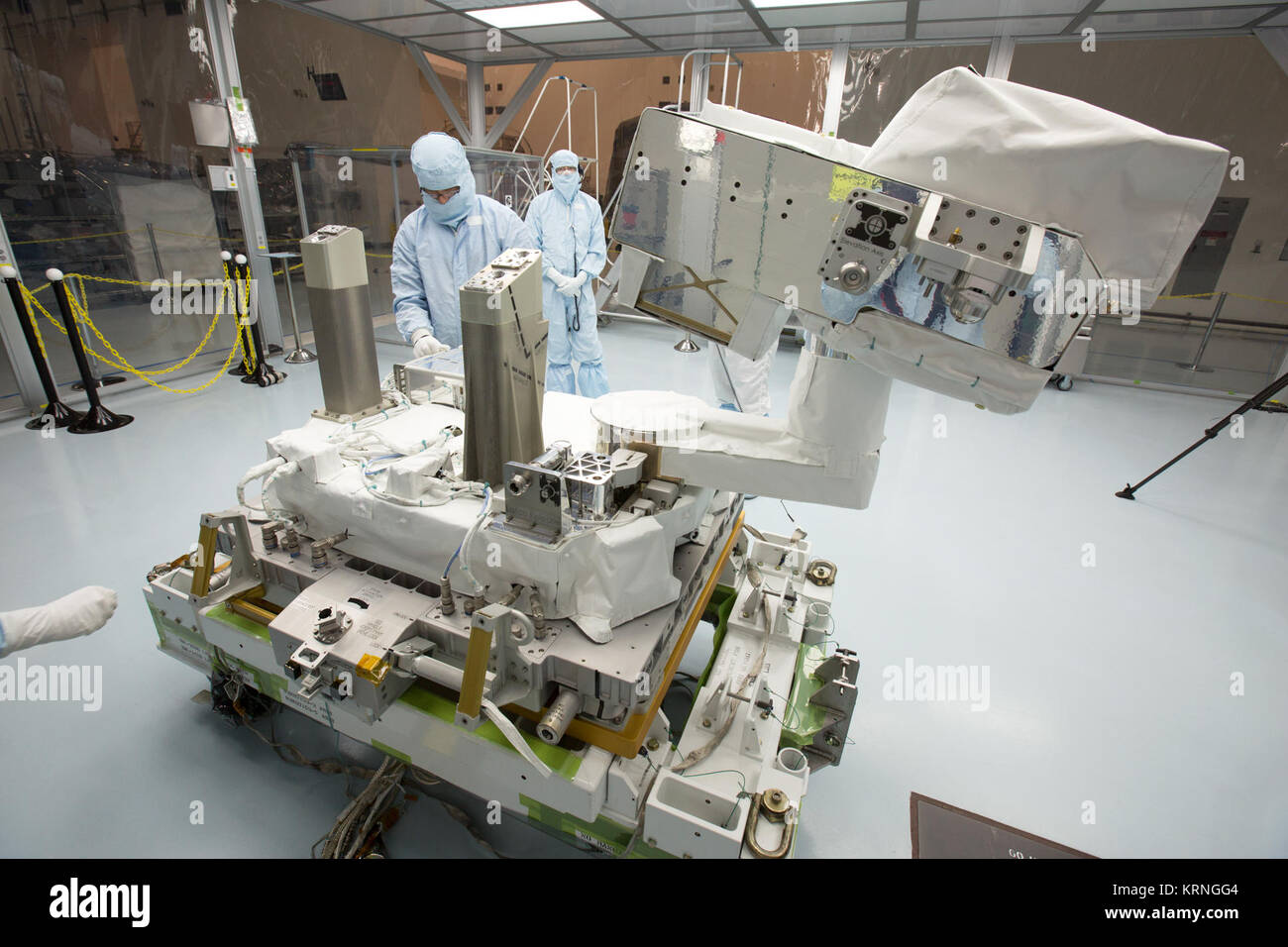 Nella baia di alta del Kennedy Space Center Space Station Processing Facility, Chris Hardcastle, a sinistra delle tecnologie Stinger-Ghaffarian esegue un bordo affilato ispezione del totale integrato e spettrale di irradiamento solare sensore-1 (STI-1) payload e il Pallet EXPRESS adattatore. Hardcastle è unita da Dwayne Swieter, a destra di una STI-1 payload membro della squadra di laboratorio per atmosferica e fisica dello spazio, un istituto di ricerca presso la University of Colorado (Boulder). Sti-1 è progettato per misurare l'energia del sole in ingresso nella Terra da vedere come essa è distribuita su lunghezze d'onda differenti o Foto Stock