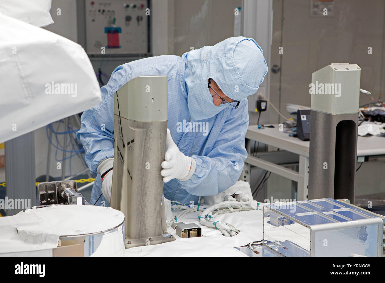 Nella baia di alta del Kennedy Space Center Space Station Processing Facility, Chris Hardcastle di tecnologie Stinger-Ghaffarian esegue un bordo affilato ispezione del totale integrato e spettrale di irradiamento solare sensore-1 (STI-1) payload e il Pallet EXPRESS adattatore. Sti-1 è progettato per misurare l'energia del sole in ingresso nella Terra da vedere come essa è distribuita su diverse lunghezze d'onda di luce. Queste misurazioni aiutare gli scienziati a stabilire la massa totale dell'energia e di come il nostro pianeta atmosfera dell risponde alle modifiche di l'energia del Sole uscita. Sti-1 lancerà su SpaceX del XIII commercia Foto Stock