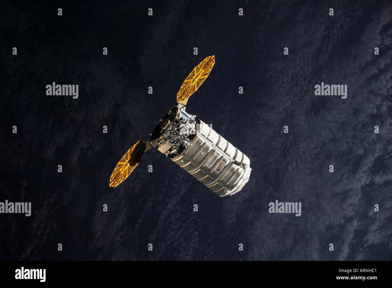 Iss053E176254 (nov. 14, 2017) --- Il movimento orbitale ATK Cygnus nave rifornimento con il suo cembalo-come UltraFlex array solare si avvicina alla Stazione Spaziale Internazionale come entrambi i veicoli spaziali volare in un orbitale di sunrise. ISS-53 Cygnus OA-8 in avvicinamento alla ISS (3) Foto Stock