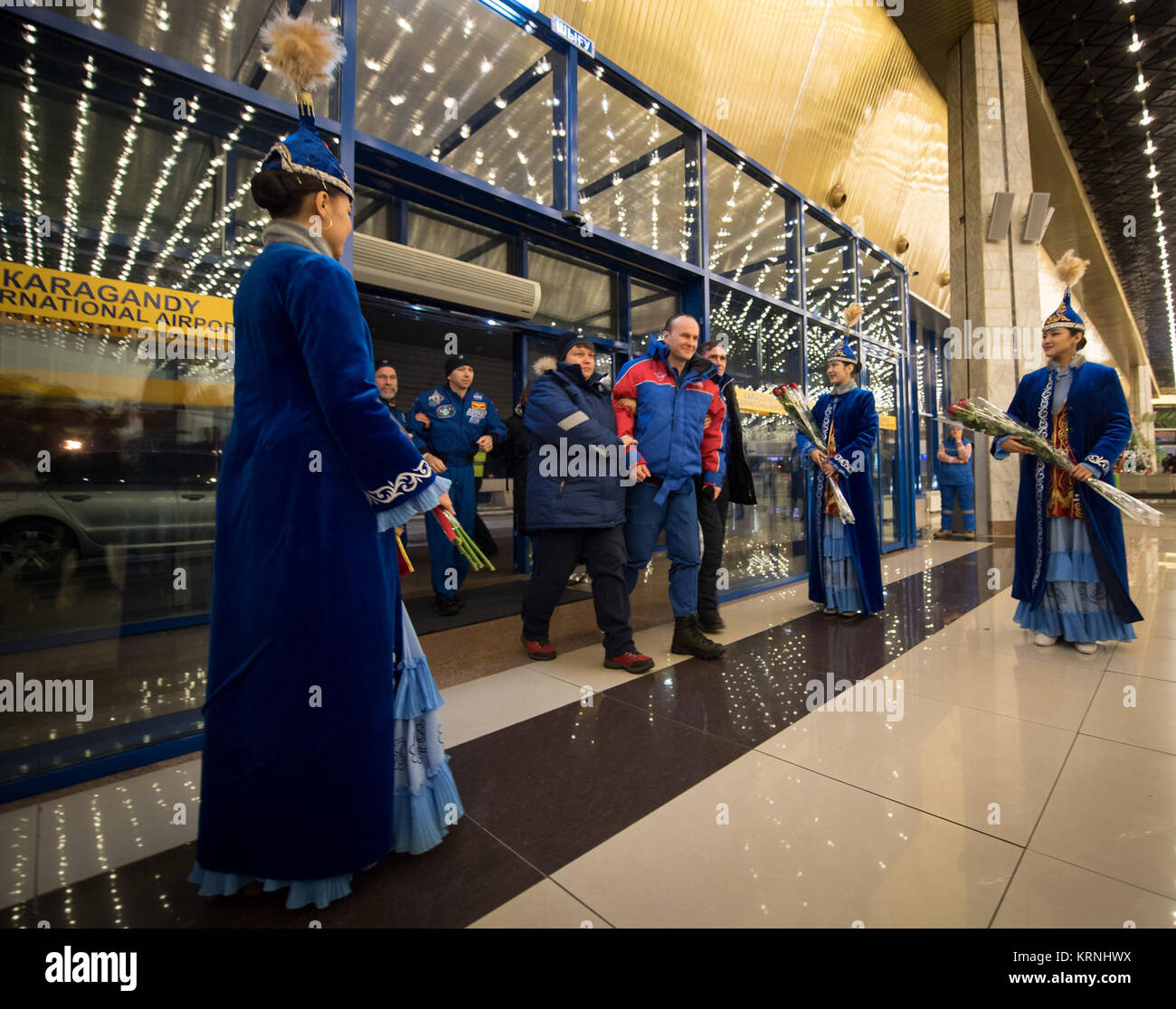 Roscosmos cosmonauta Sergey Ryazanskiy, colore per il primo piano e l'astronauta della NASA Randy Bresnik, sfondo, arrivano all'Aeroporto di Karaganda in Kazakistan aeroporto dopo esse e ESA (Agenzia Spaziale Europea) astronauta Paolo Nespoli sbarcati nei loro Soyuz MS-05 navicella spaziale in una remota area vicino alla città di Zhezkazgan, Kazakistan, giovedì 14 dicembre, 2017. Bresnik, Nespoli e Ryazanskiy stanno ritornando dopo 139 giorni in uno spazio in cui essi sono serviti come membri della spedizione 52 e 53 equipaggi a bordo della Stazione Spaziale Internazionale. Photo credit: (NASA/Bill Ingalls) Expedition 53 Soyuz MS-05 sbarco (NHQ201712140045 Foto Stock