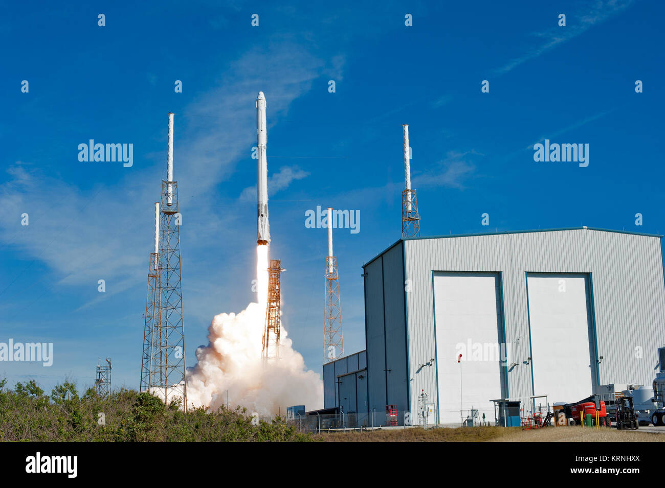 I due stadi 9 Falcon di veicoli di lancio solleva Space Launch Complex 40 alla Cape Canaveral Air Force Station portante il drago di veicolo spaziale di rifornimento alla Stazione spaziale internazionale. Il decollo è stato a 10:36 a.m. EST. Sulla sua xiii di rialimentazione commerciale servizi missione alla stazione spaziale internazionale, Dragon porterà a forniture, attrezzature e nuovi esperimenti scientifici per la ricerca tecnologica. La SpaceX Dragon navicella spaziale erogherà circa 4.800 libbre di carico e il materiale per il supporto di analisi scientifiche a bordo della stazione spaziale. KSC-20171215-PH AWG06 0007 (27298836529) Foto Stock