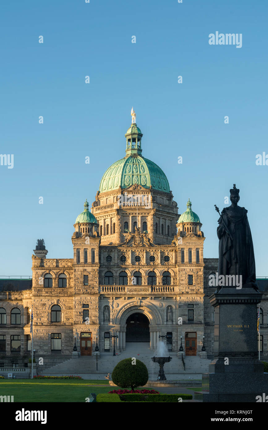 Statua della regina Victoria, la British Columbia legislatura, Victoria, Isola di Vancouver, British Columbia, Canada Foto Stock