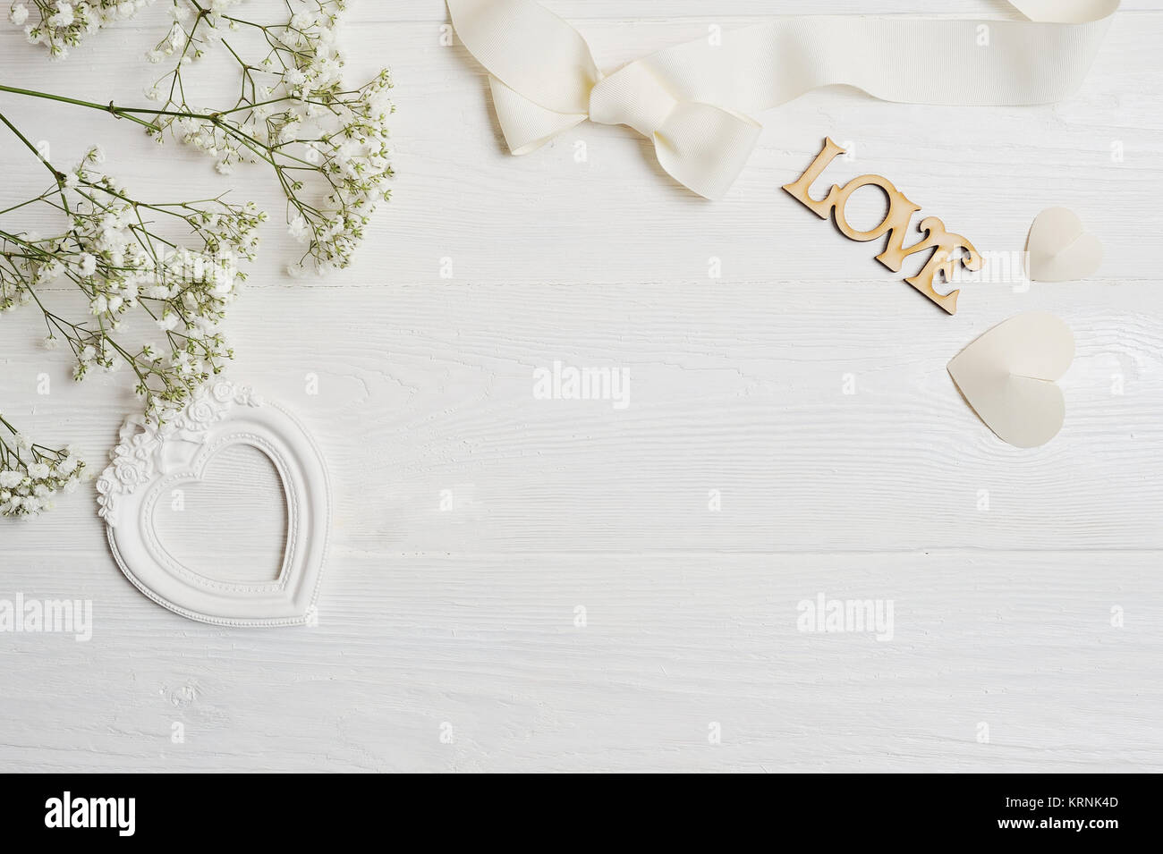 Mock up Composizione di fiori bianchi in stile rustico, cuori di amore e un regalo per il giorno di San Valentino con un posto per il vostro testo. Piatto, laici top view foto Foto Stock