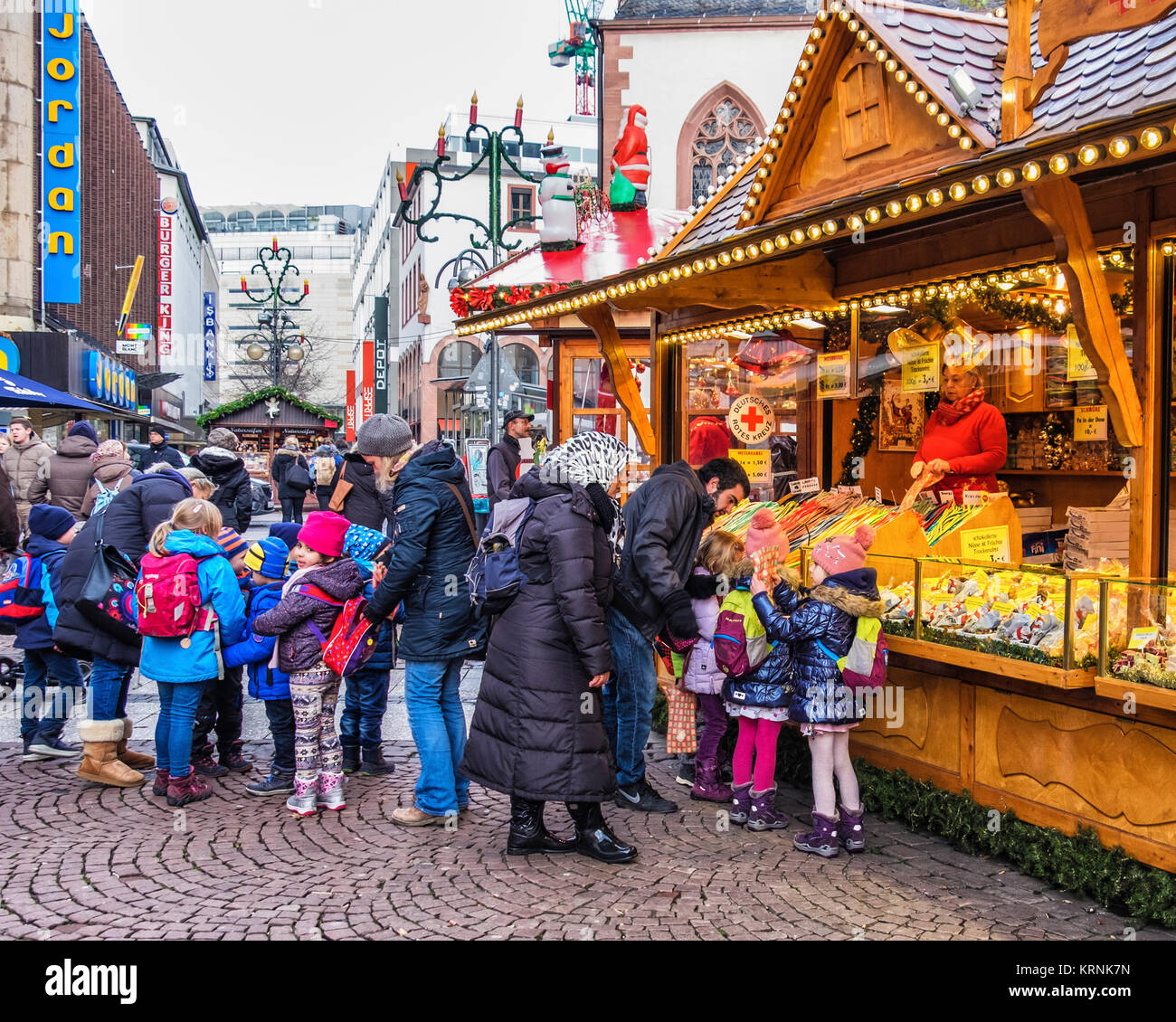 Francoforte, Germania.Liebfrauenberg. I bambini lo shopping al tedesco tradizionale mercato di Natale in stallo. Foto Stock