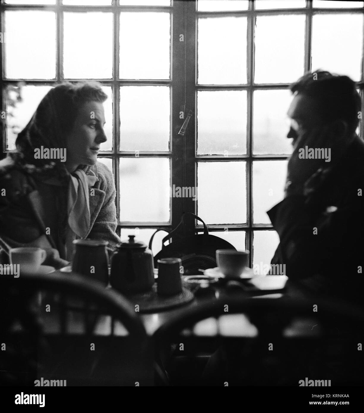 Gli americani in Gran Bretagna. Un soldato in uniforme prende le attrazioni turistiche di St Ives compresa una galleria d'arte, sala da tè lungo Wharf Road c1940. Foto di Gilbert Adams (1906-1996), prominente terza generazione fotografo, figlio di Marco e nipote di Walton. Da Gilbert Adams collezione di fotografia, Copyright e proprietà di Tony Henshaw.Caption locale.Copyright/proprietà di Tony Henshaw Foto Stock