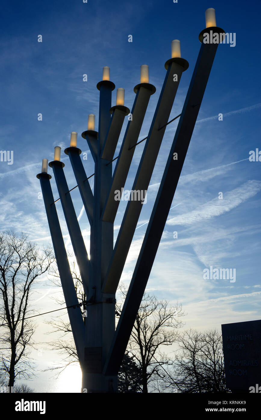 Hanukkah menorah, anche chanukiah o hanukkiah simbolo ebraico al di fuori di scogliere Pavilion Westcliff on Sea, Essex. Dedicato a Barbara Newman Foto Stock