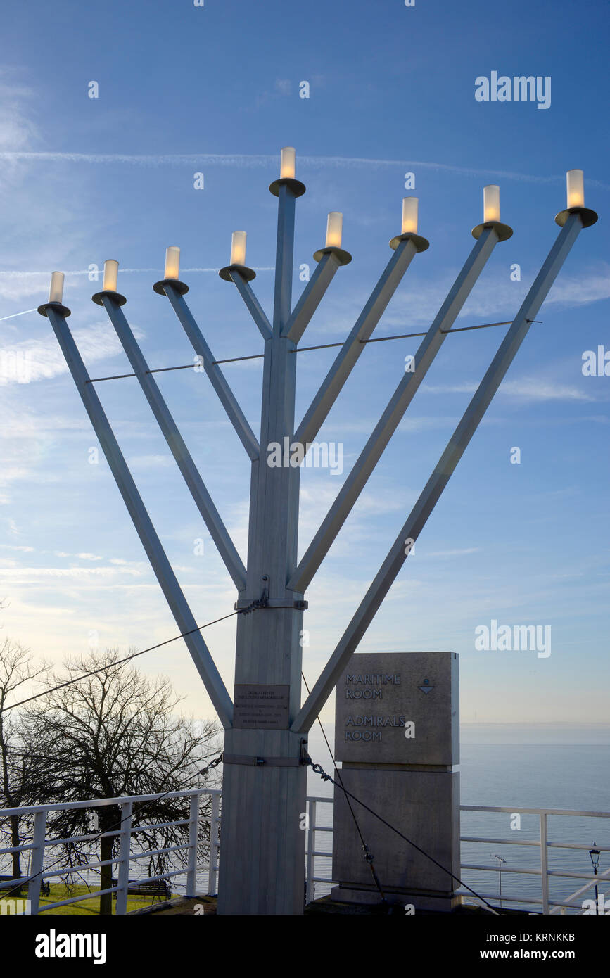 Hanukkah menorah, anche chanukiah o hanukkiah simbolo ebraico al di fuori di scogliere Pavilion Westcliff on Sea, Essex. Dedicato a Barbara Newman Foto Stock