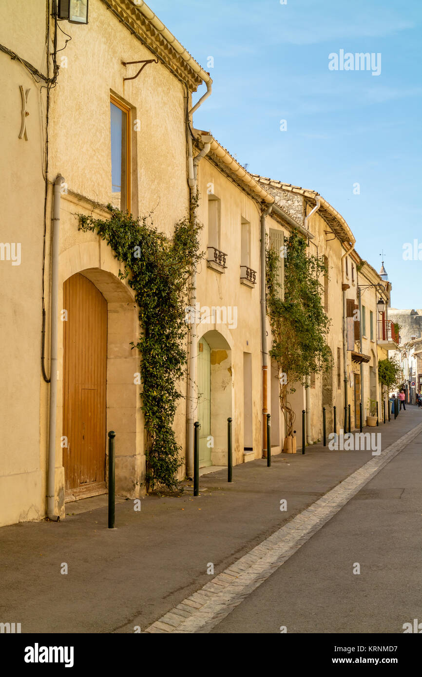 Fila di case nella città medievale fortificata di Aigues-Mortes, Francia del sud. 2017. Foto Stock