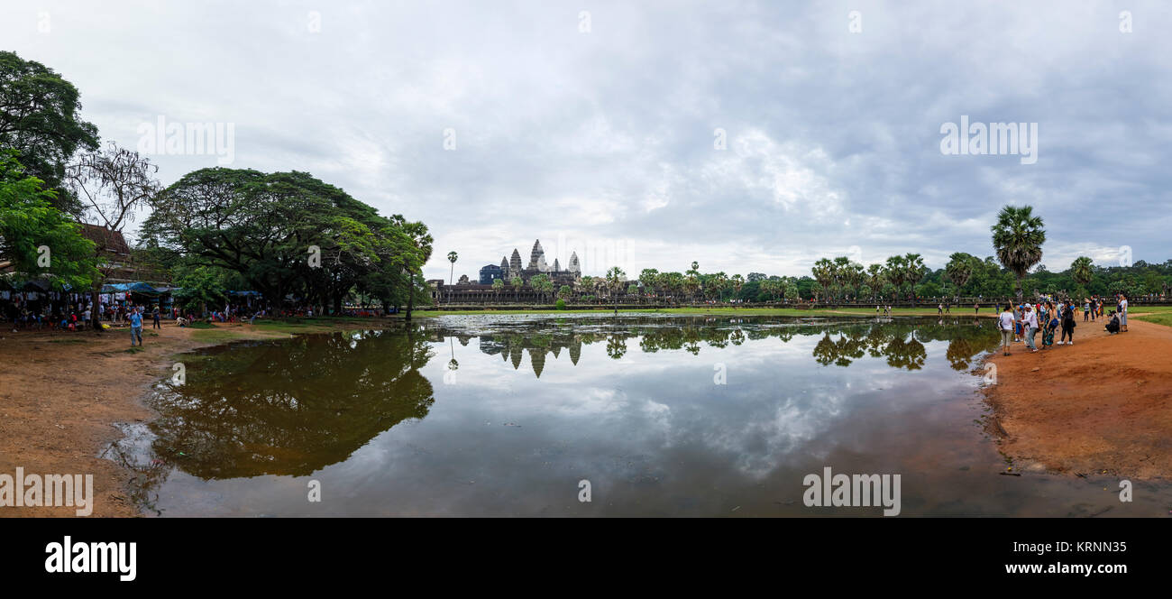 Vista panoramica di Angkor Wat con il lago e la riflessione, un tempio complesso vicino a Siem Reap in Cambogia e il più grande monumento religioso nel mondo Foto Stock