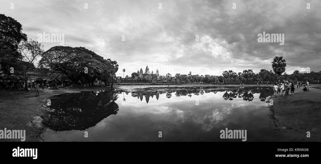 Vista panoramica di Angkor Wat con il lago e la riflessione, un tempio complesso vicino a Siem Reap in Cambogia e il più grande monumento religioso nel mondo Foto Stock