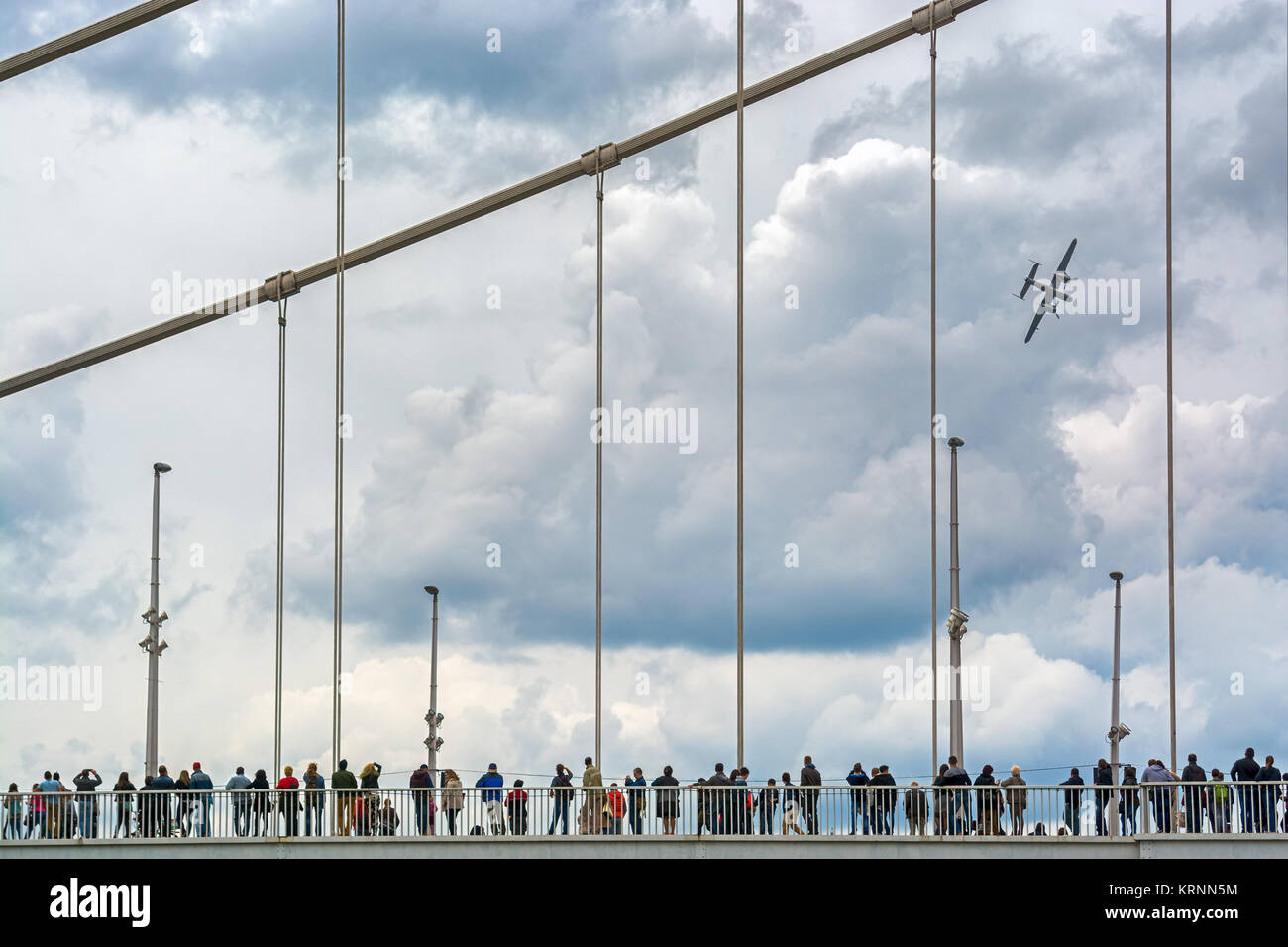 Guardare la gente Battenti aereo a piedi il ponte Foto Stock