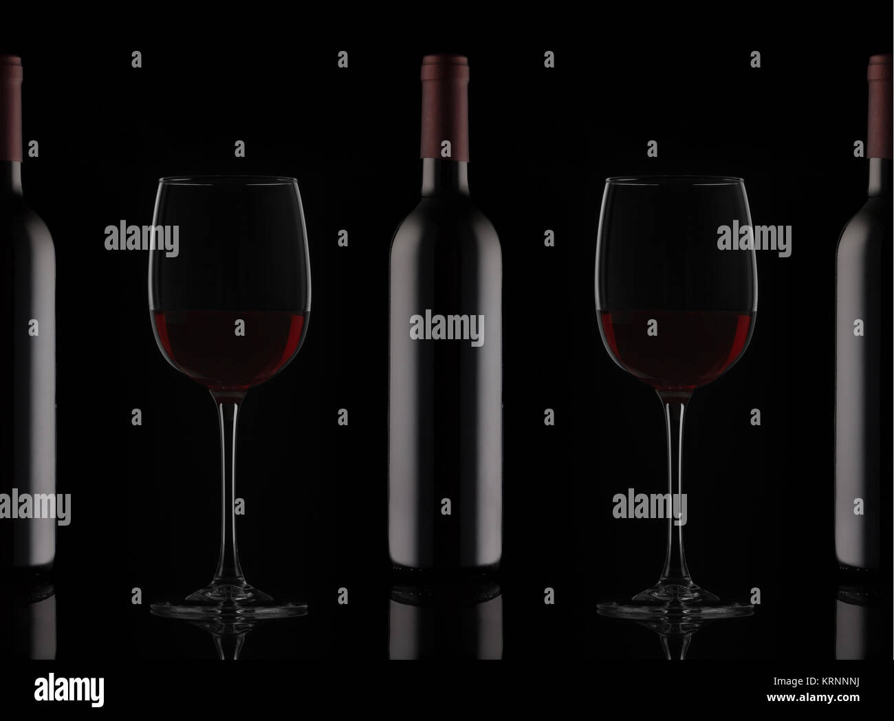 Le bottiglie e i bicchieri di vino rosso Foto Stock