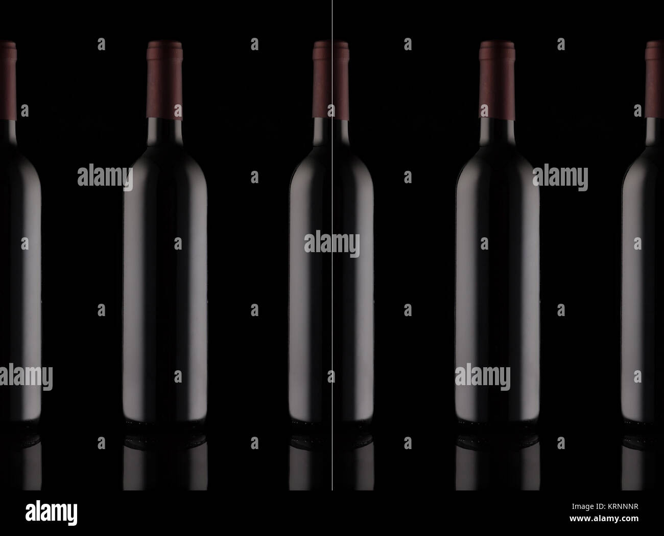 Fila di bottiglie di vino rosso Foto Stock