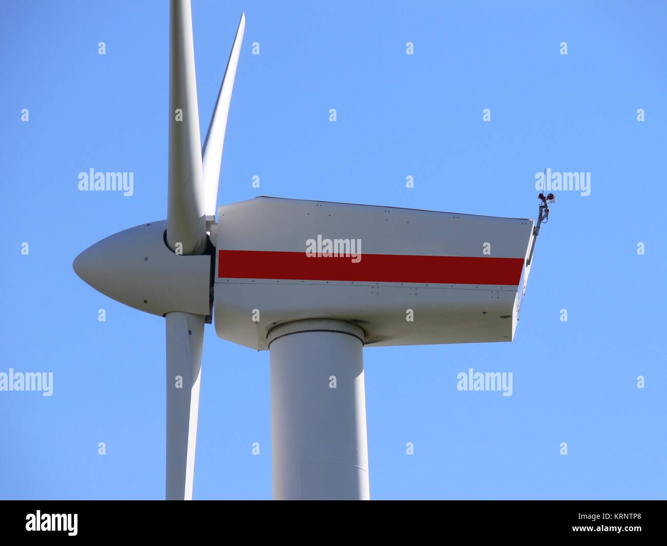 Mulino a vento con una striscia rossa Foto Stock