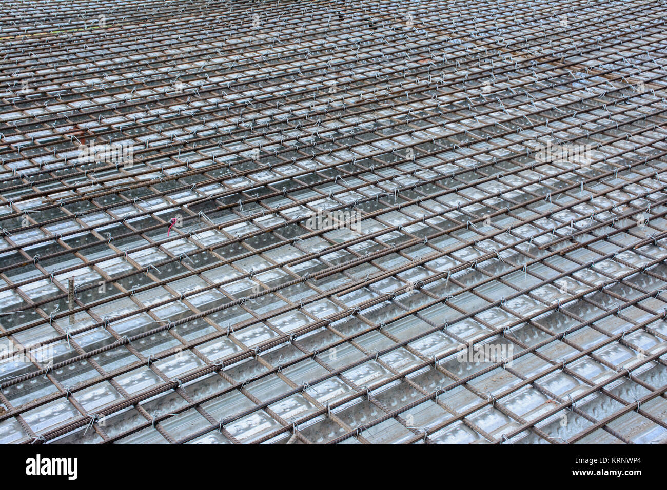 Schema simmetrico delle barre di ferro nel sito in costruzione Foto Stock