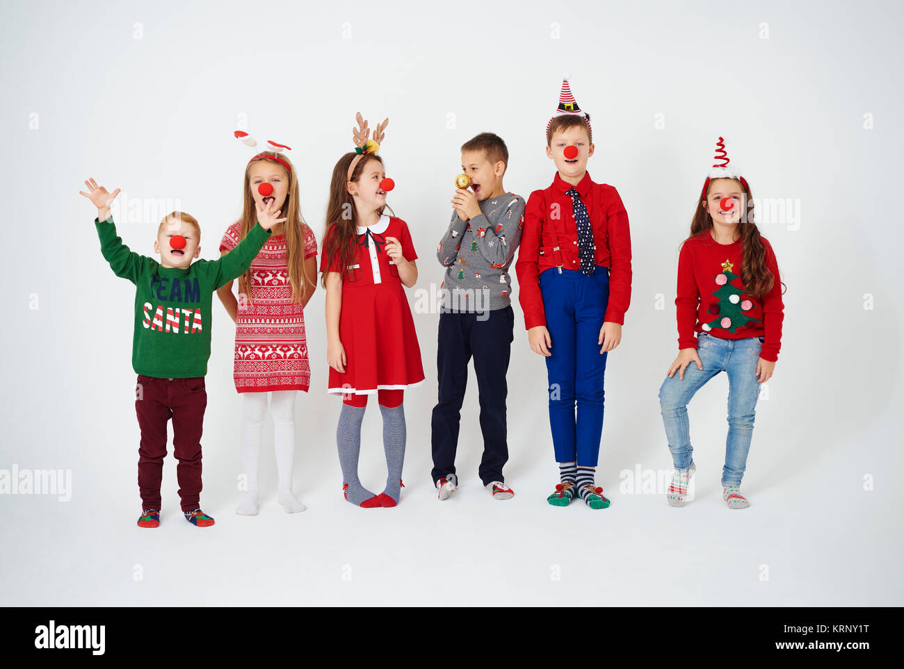 Bambini allegri con clown naso Foto Stock