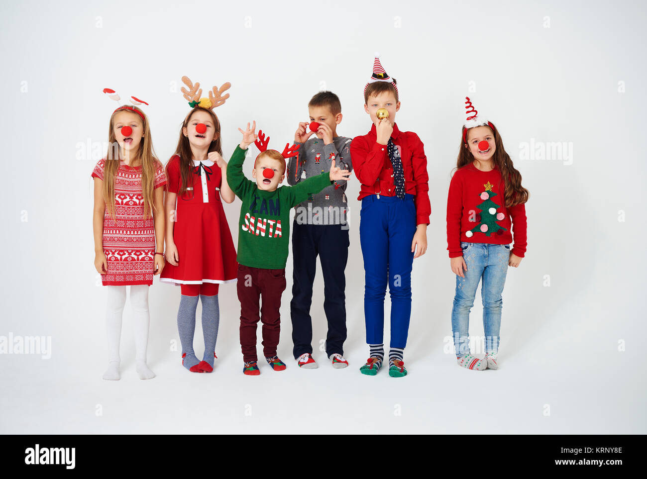 Bambini allegri con clown del naso o rudolph del naso Foto Stock