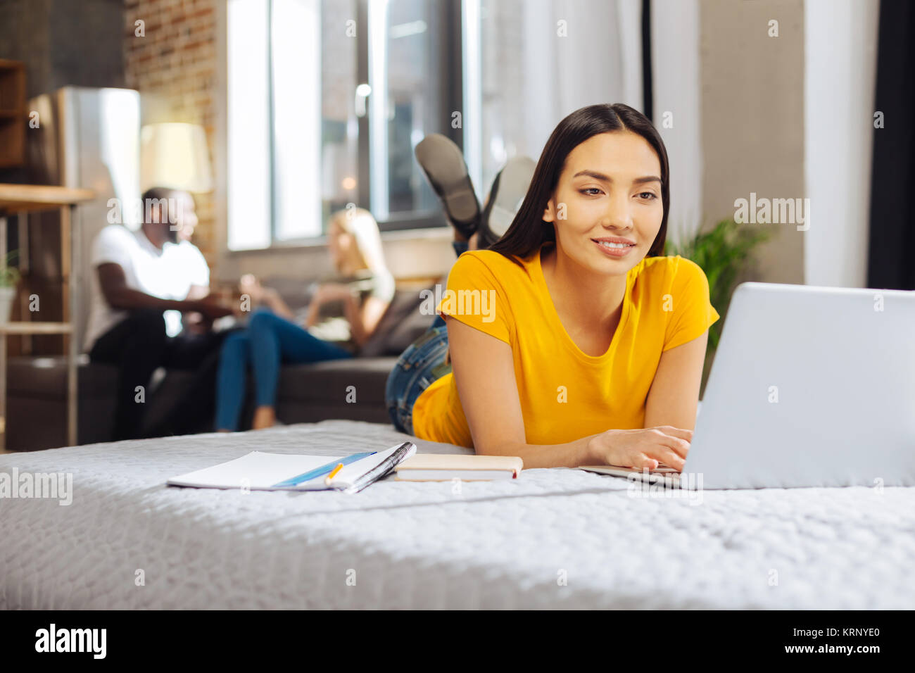 Piacere donna positivo digitando carta di ricerca Foto Stock