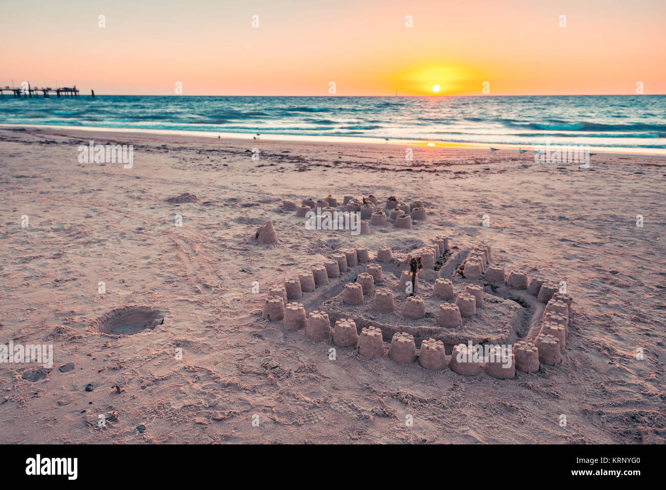 Castello di sabbia sulla spiaggia al tramonto, Sud Australia. Color-tonificante applicato Foto Stock