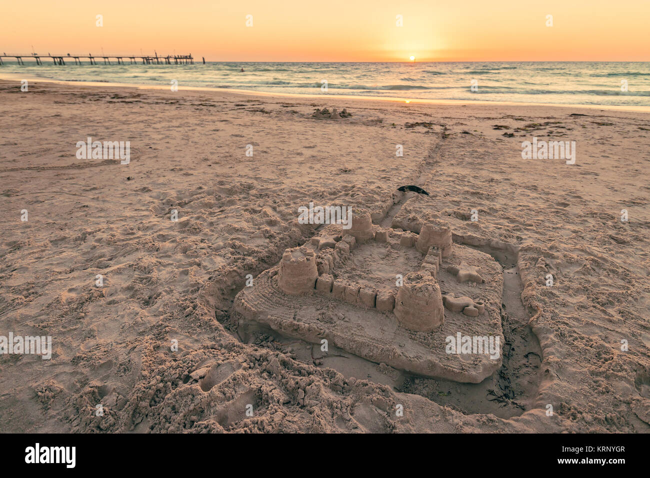 Castello di sabbia sulla spiaggia al tramonto, Sud Australia. Color-tonificante applicato Foto Stock