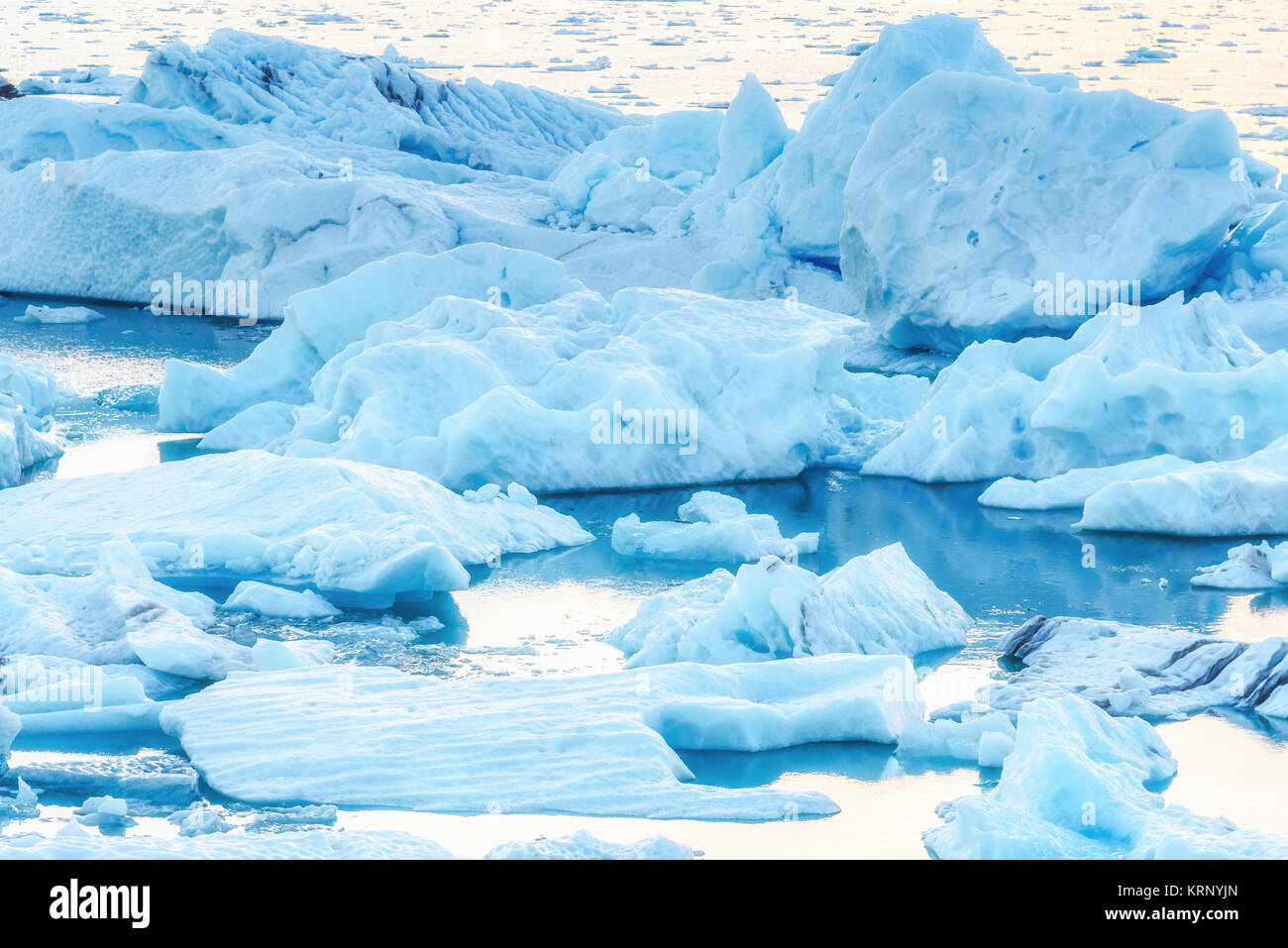 Vista panoramica di iceberg in laguna glaciale, Islanda Foto Stock