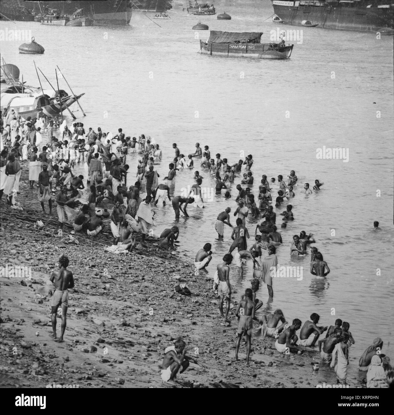 Fotografia in bianco e nero di persone il bagno nel fiume Gange intorno alla fine del XIX o inizi del ventesimo secolo. Foto Stock