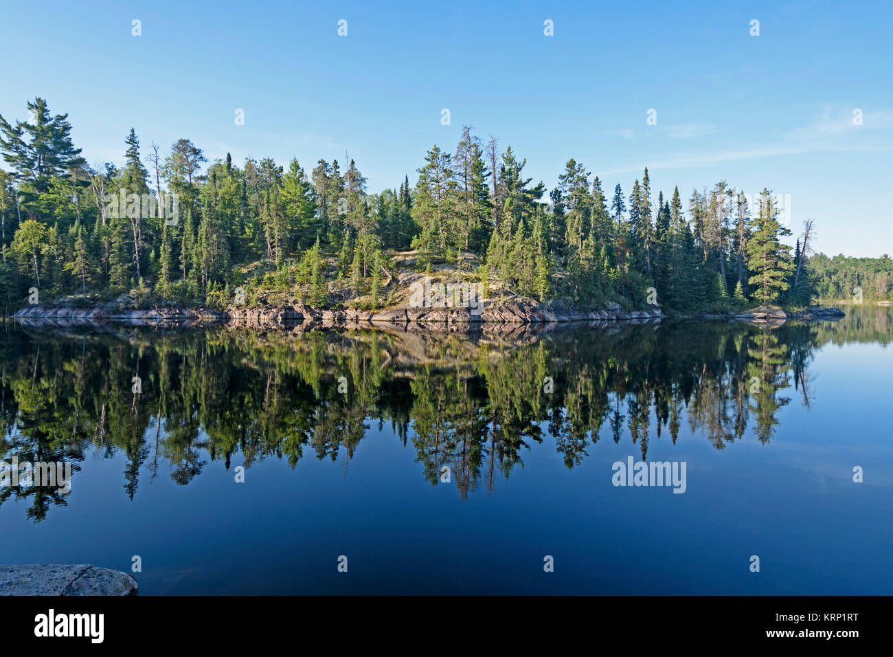 Le riflessioni del mattino nel paese di canoa Foto Stock