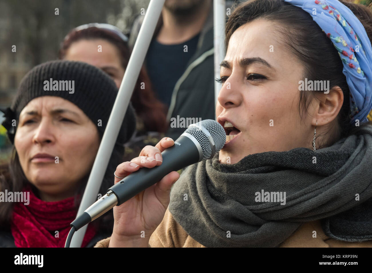 Una donna parla alla protesta per chiedere alla Turchia di riconoscere dei diritti dei curdi e alla fine il loro sostegno per ISIS in Siria e Iraq e attacchi da parte delle forze turche sulla città curda. Foto Stock