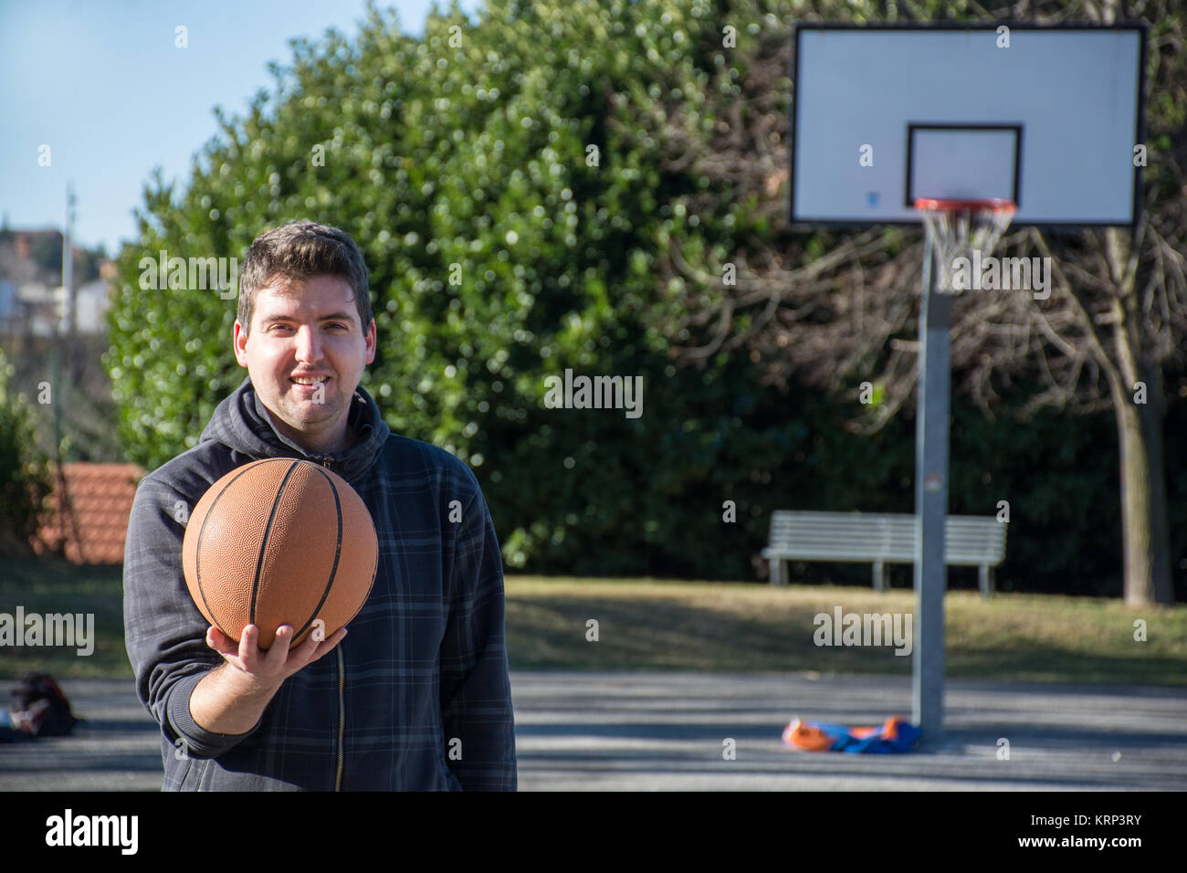 Ragazzo italiano giocare a basket sul parco giochi corte Foto Stock