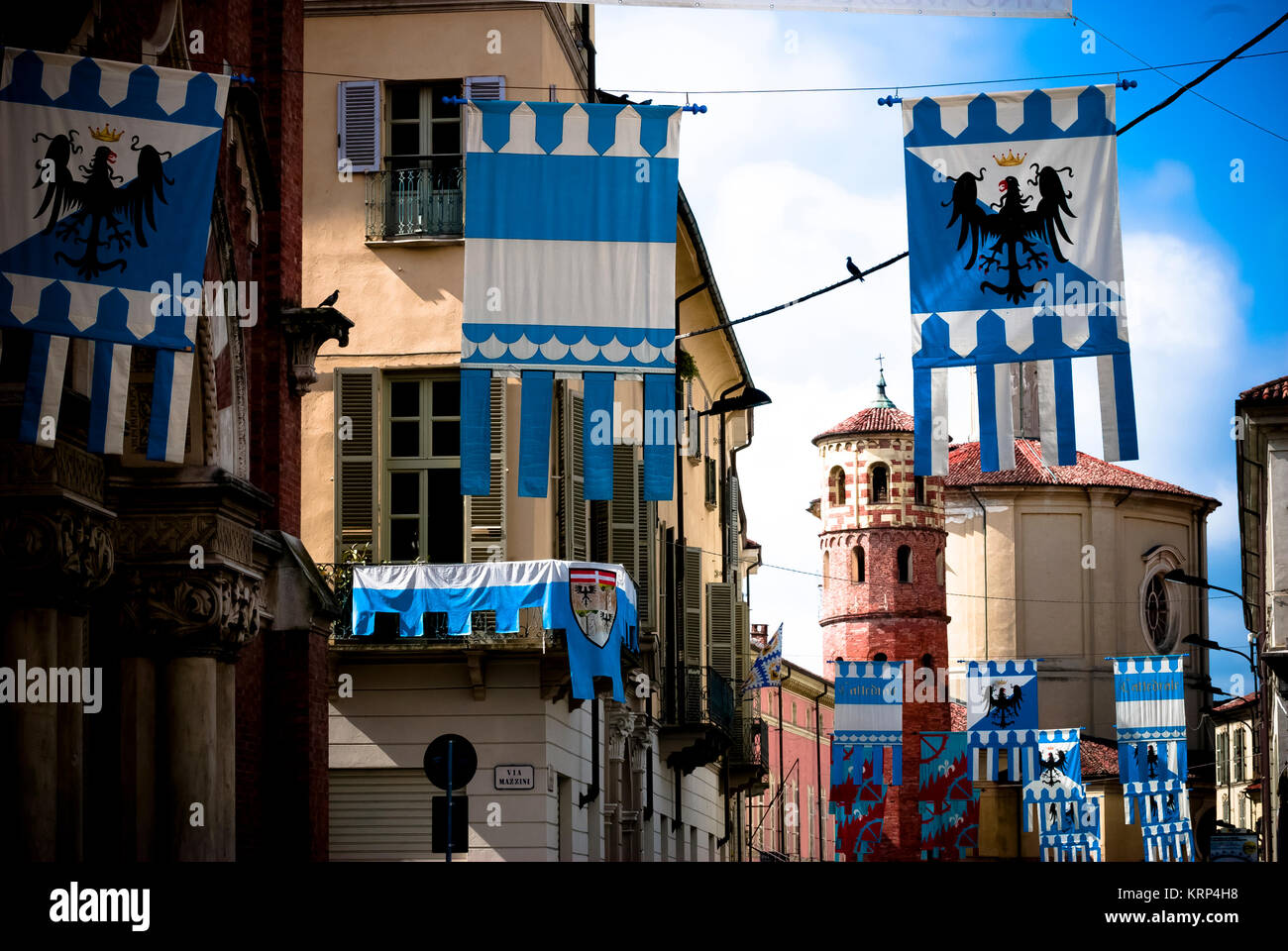 Bandiere colorate decorate edifici medievali prima del Palio Foto Stock