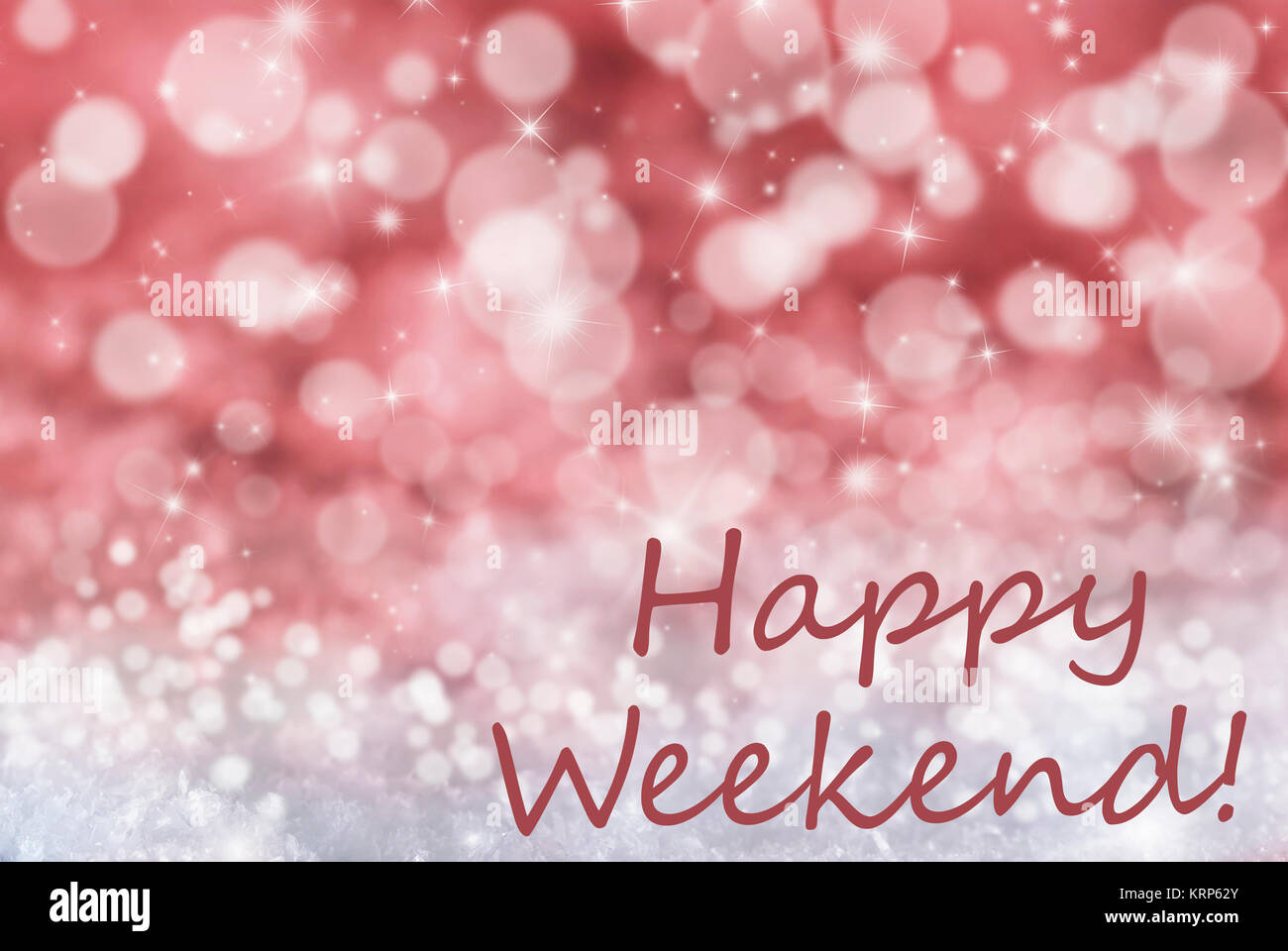 Testo inglese Happy Weekend. Rosso frizzante Bokeh di Natale o di sfondo Texture con neve e stelle. Copia dello spazio per il testo qui Foto Stock