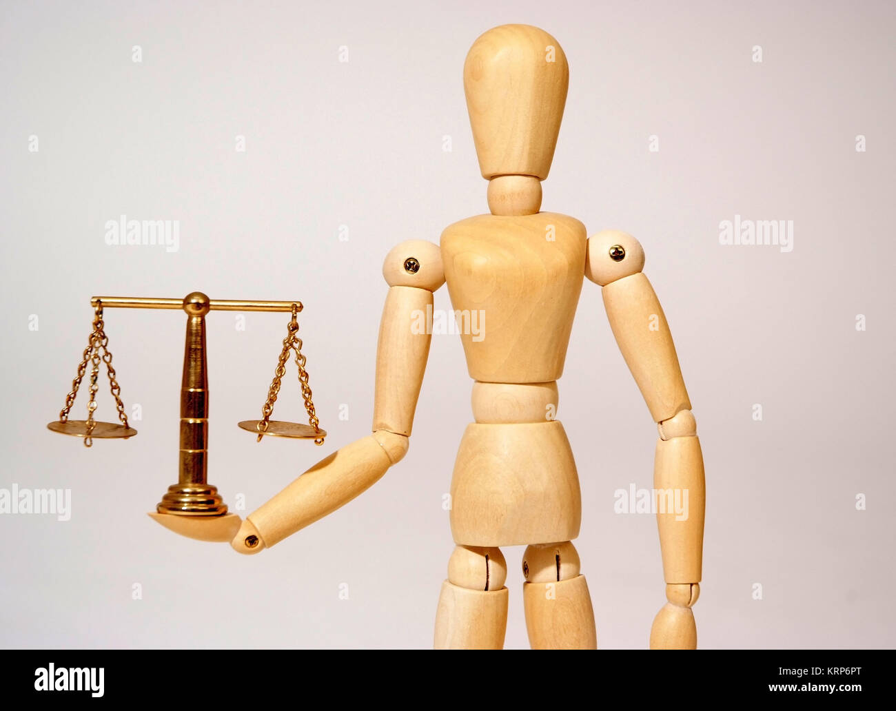 Holzpuppe mit Messingwaage, Symbolbild Gerechtigkeit - bambola articolata con scala Foto Stock
