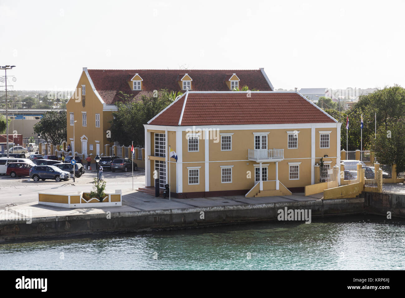 Gli edifici del governo in Bonaire dal porto Foto Stock