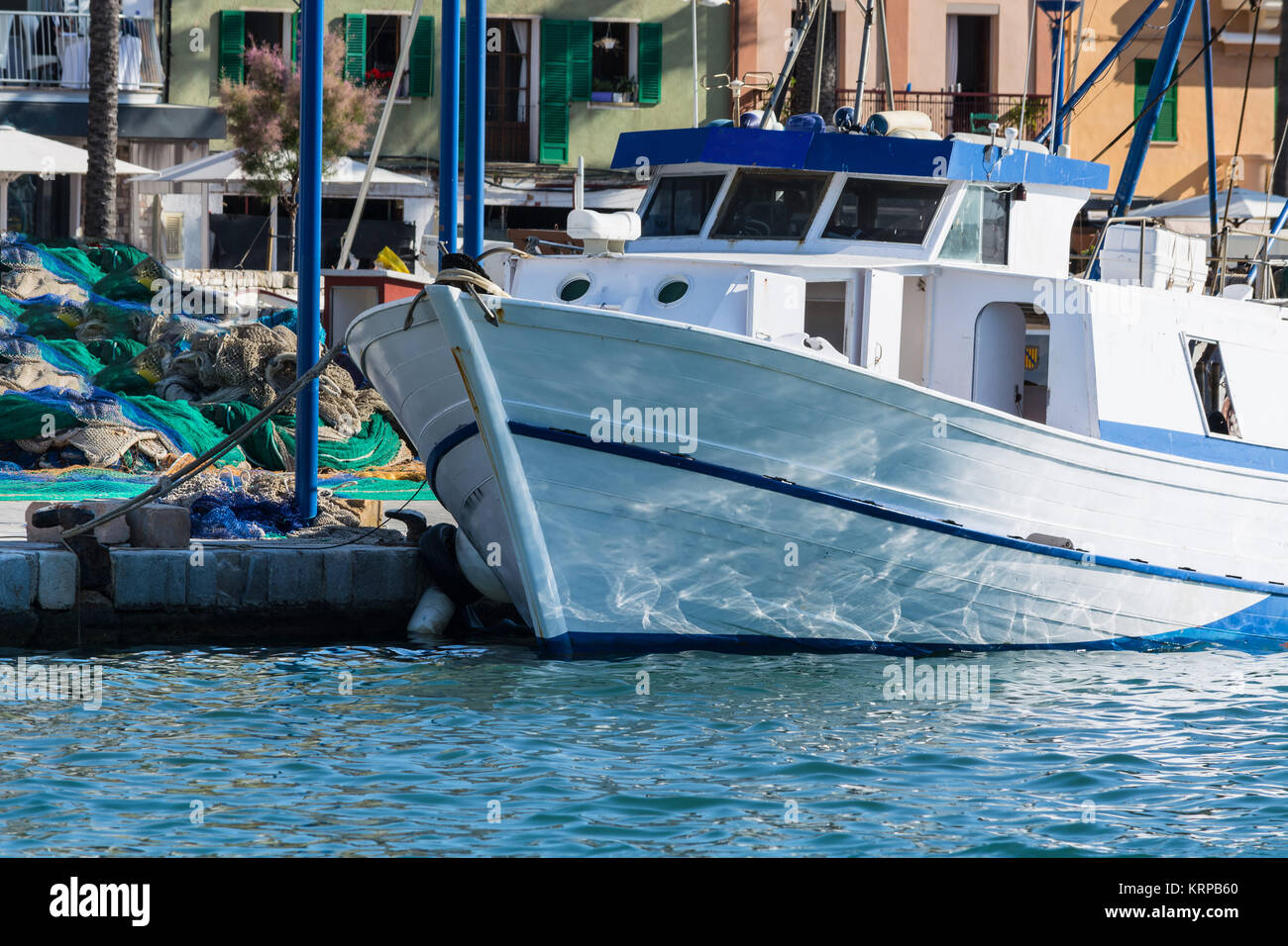 Weißes Fischer Boot oder Trawler im Hafen von Porto di Andratx, Spanien. Foto Stock