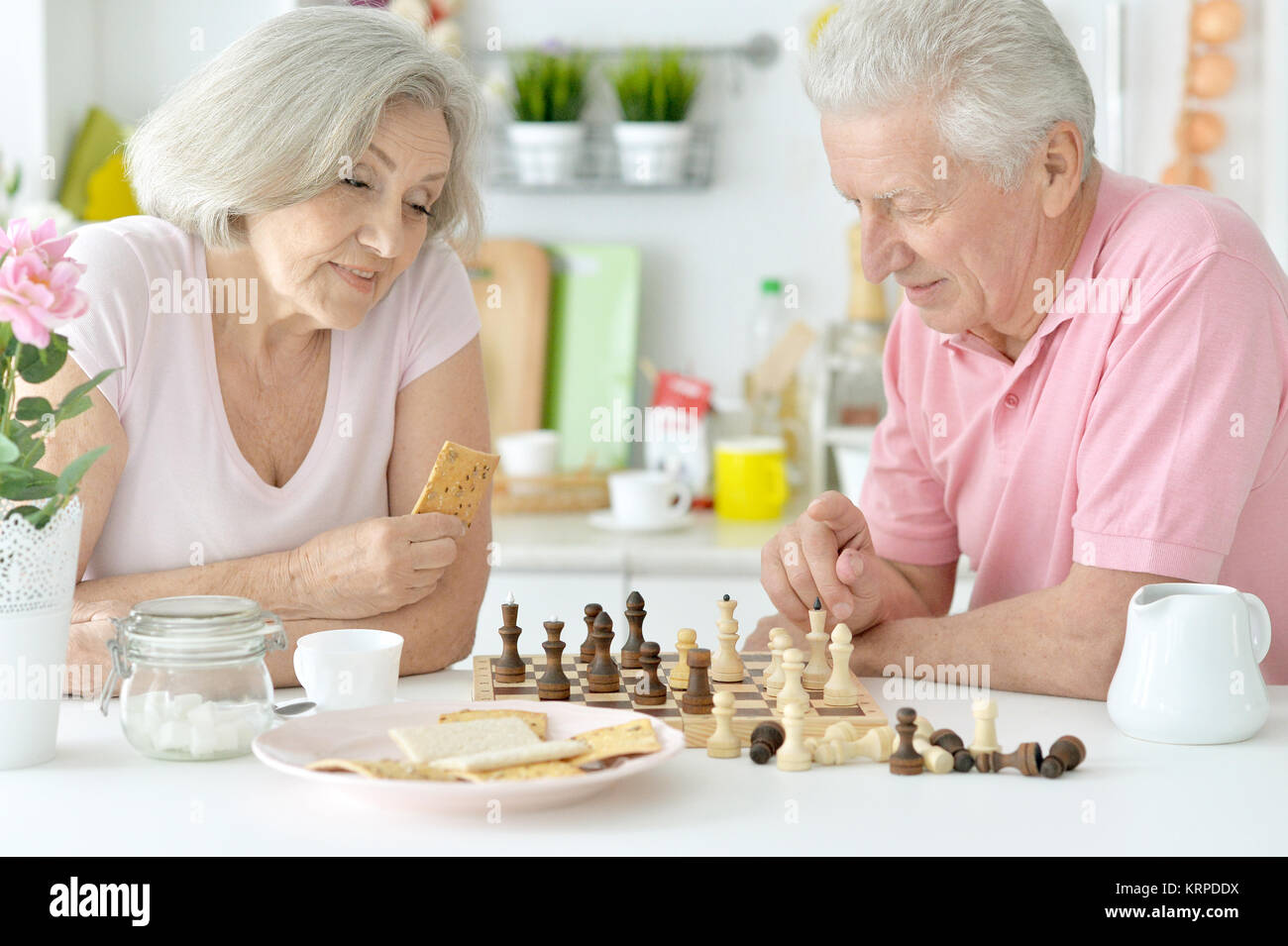Felice coppia senior giocando a scacchi Foto Stock