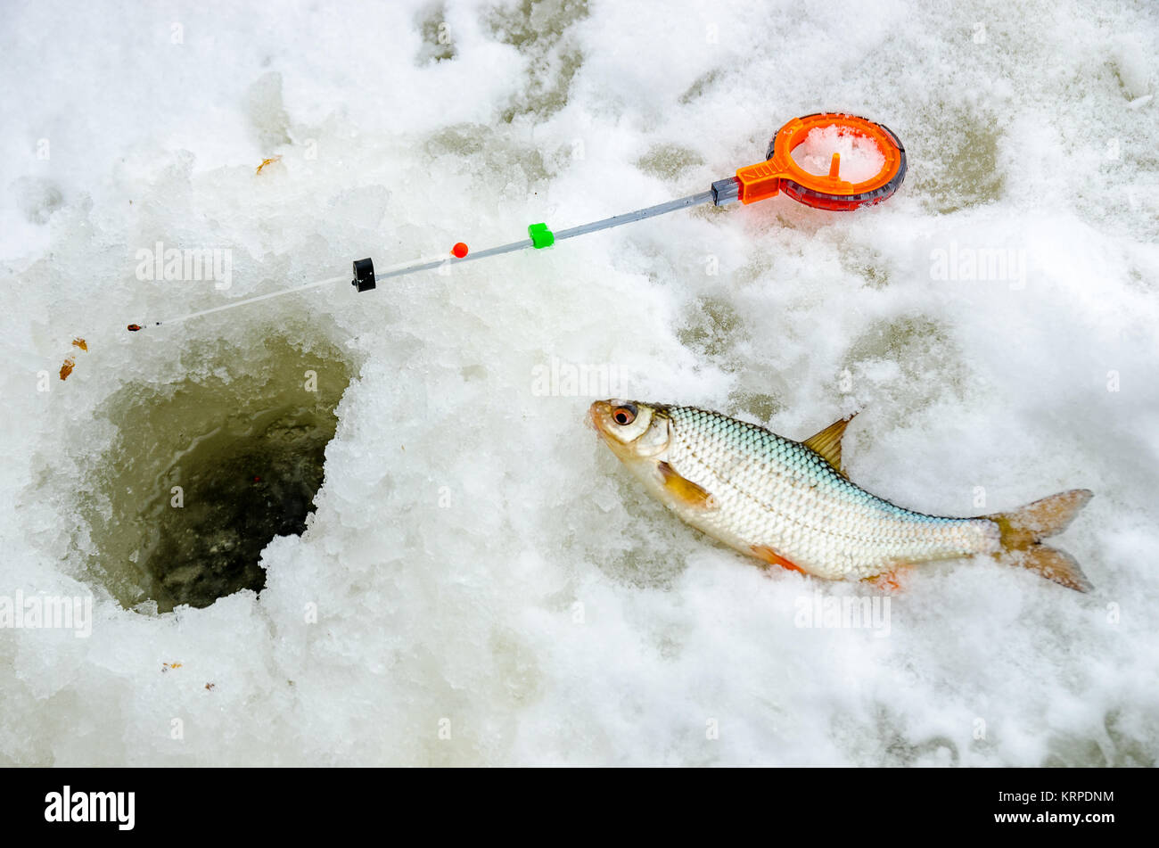 In inverno la pesca dal ghiaccio Foto Stock