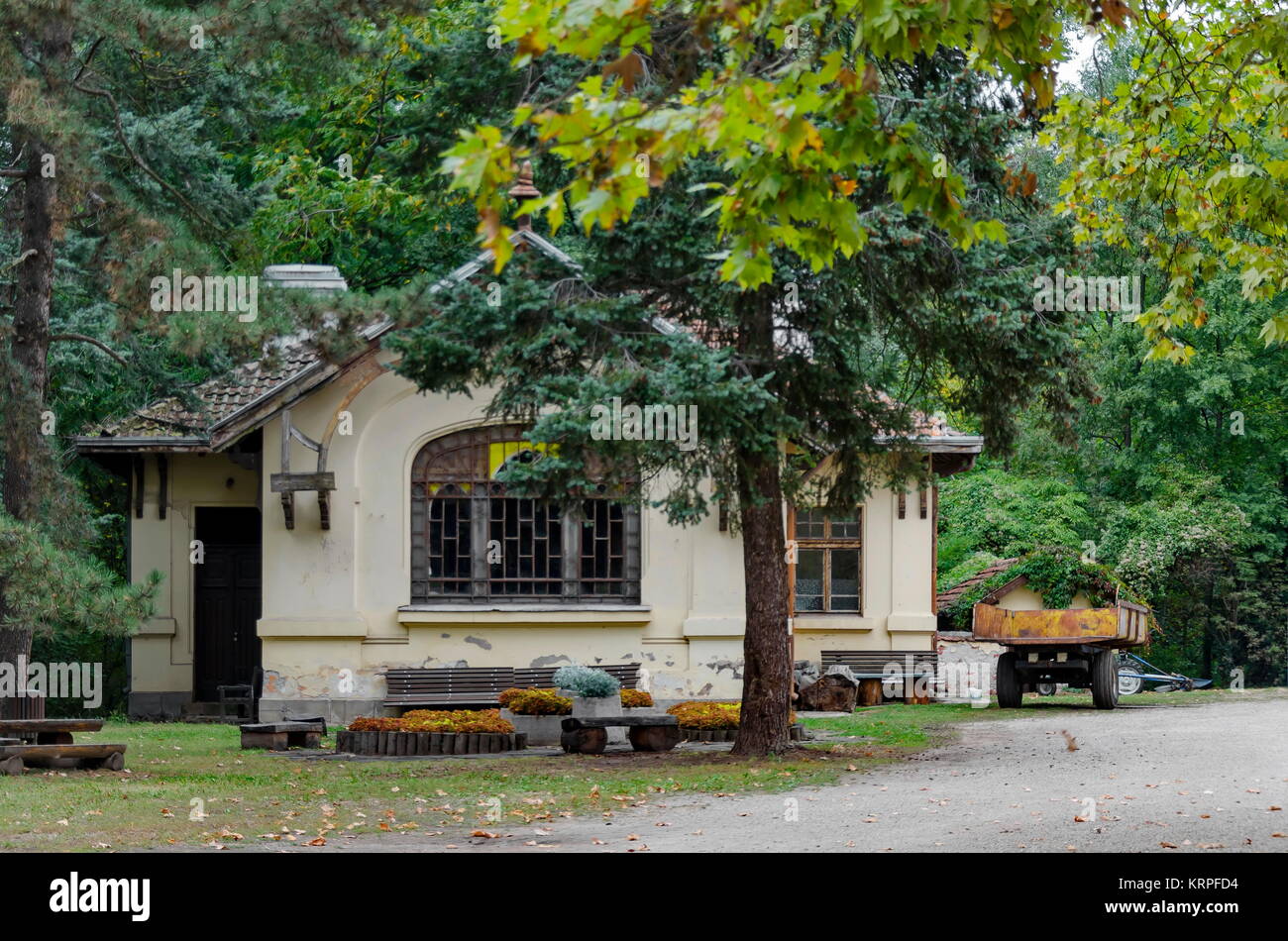 Casa forestale nel monumento nazionale di architettura del paesaggio parco nel tempo ex palazzo reale alla periferia di Sofia, Bulgaria, Europa Foto Stock